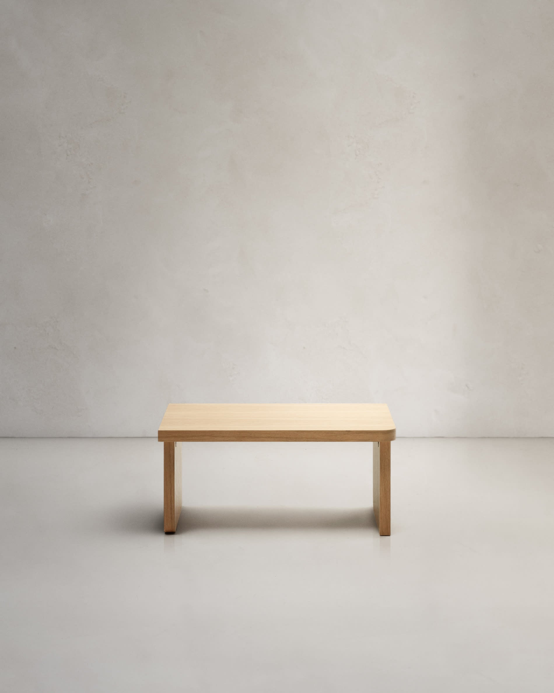 Moderner Couchtisch aus Eichenfurnier, 82x60 cm, mit natürlichem Finish, FSC-zertifiziert, von Kave Home.