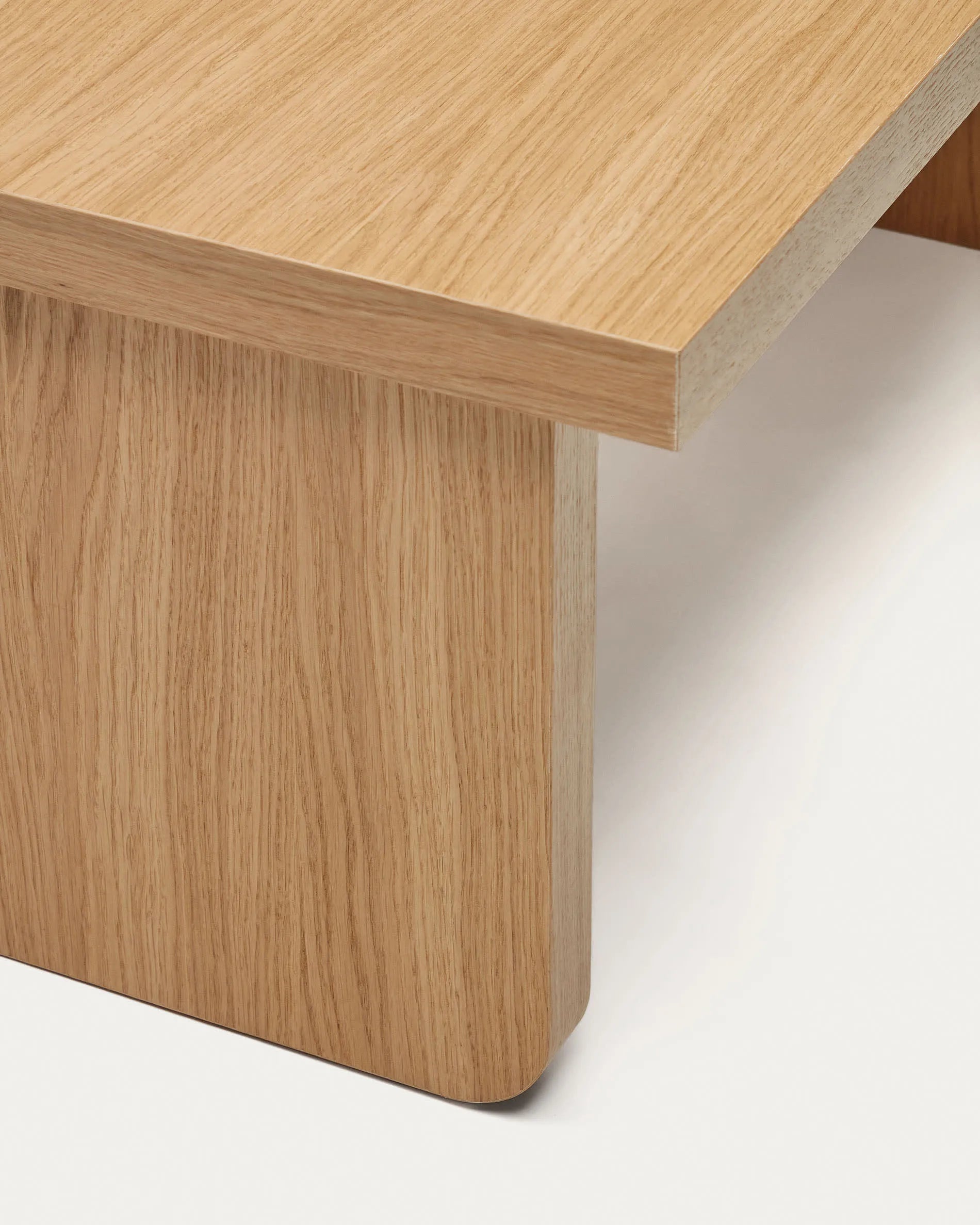 Eleganter Oaq Couchtisch aus Eichenfurnier, 82x60 cm, mit natürlichem Finish. Nachhaltig, stilvoll und vielseitig einsetzbar.