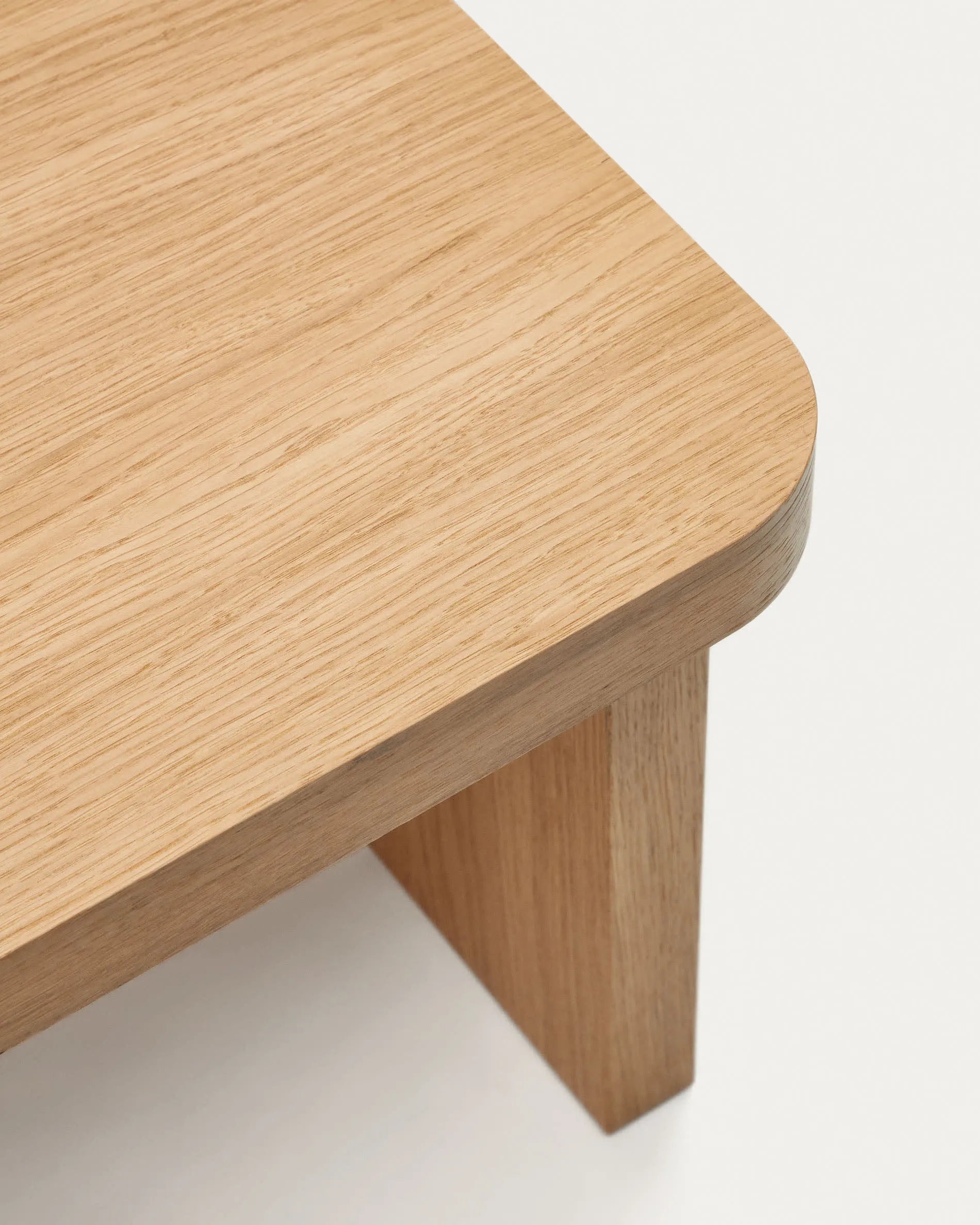 Eleganter Oaq Couchtisch aus Eichenfurnier, 82x60 cm, mit natürlichem Finish. Nachhaltig, stilvoll und vielseitig einsetzbar.