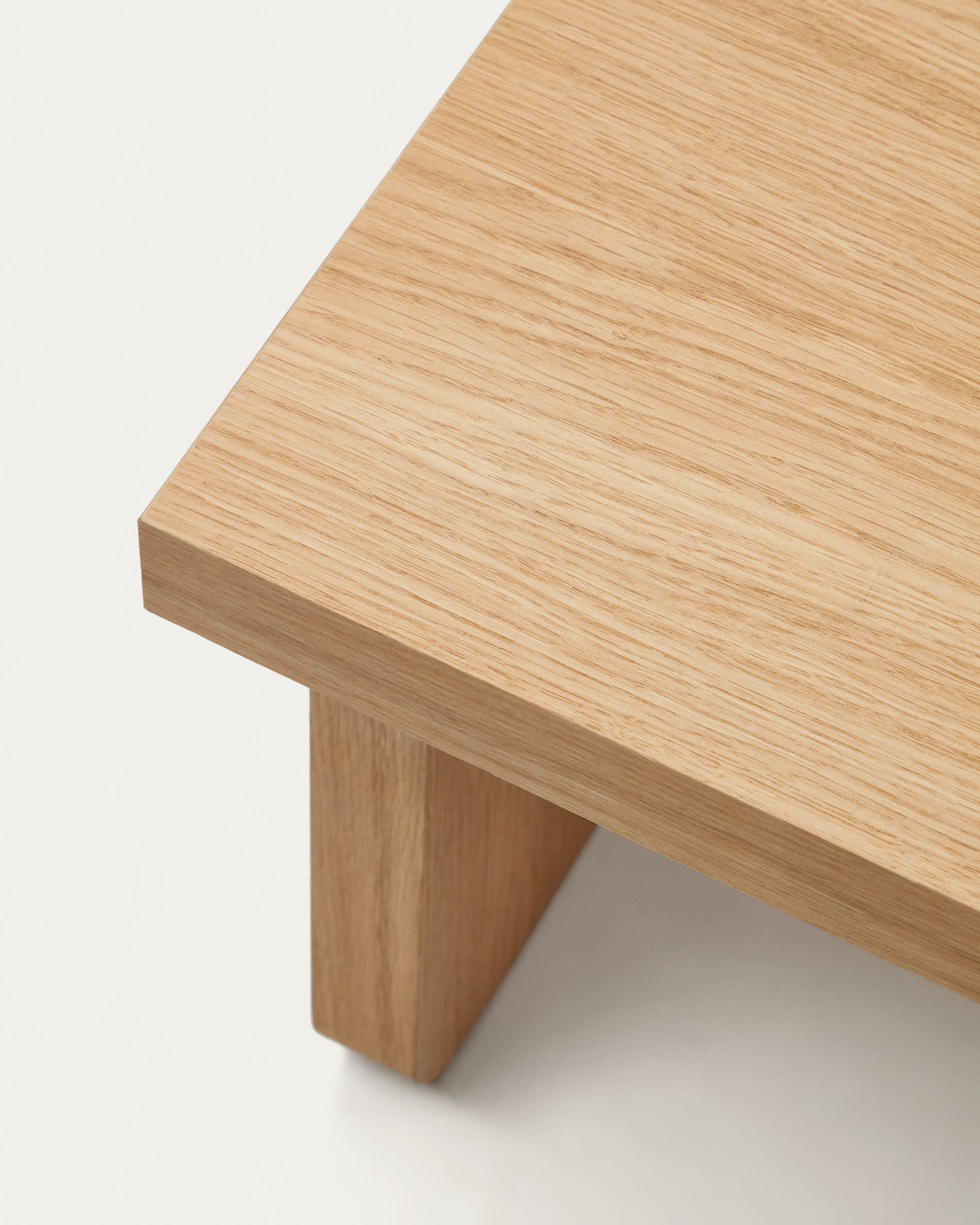 Eleganter Couchtisch aus Eichenfurnier, 82x60 cm, mit natürlichem Finish, FSC-zertifiziert, ideal für moderne Wohnräume.