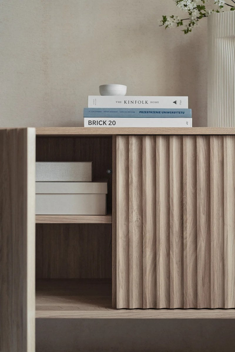 Sideboard Maya aus massivem Eichenholz mit gefräster Front, Push-to-Open-System und schlanken Stahlfüssen, Farbe Eiche Natur.
