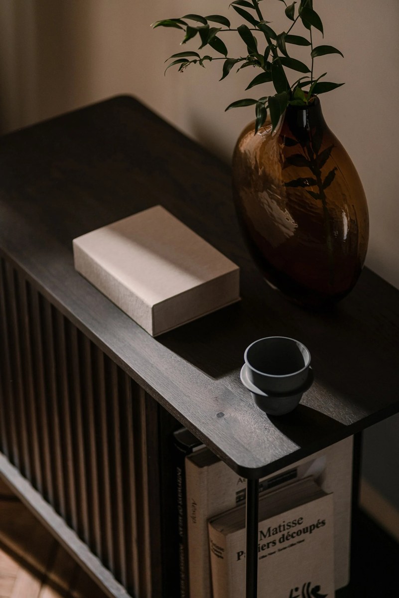 Sideboard Maya aus massivem Eichenholz mit gefräster Front, Push-to-Open-System und schlanken Stahlfüssen, Farbe Eiche Natur.