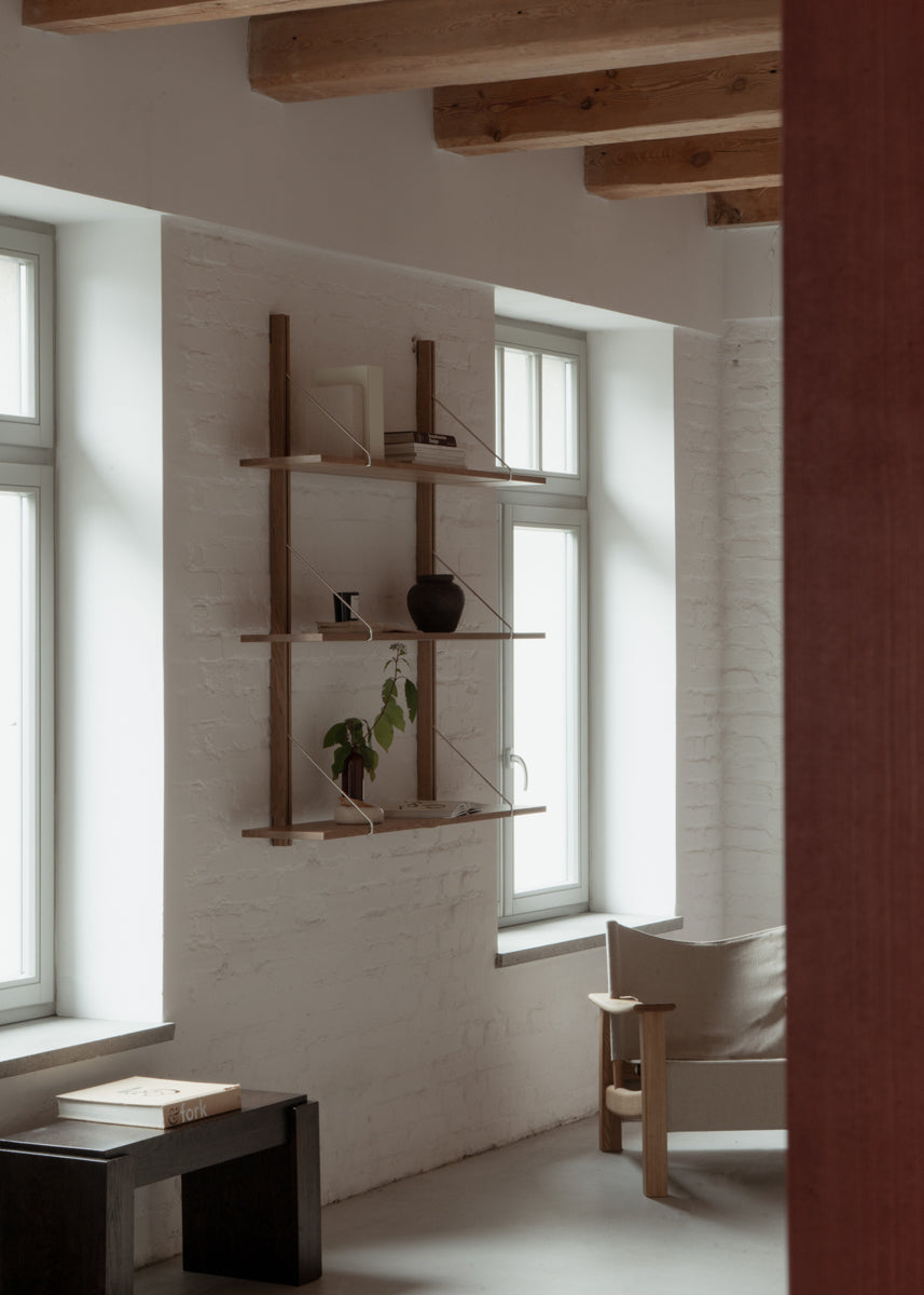 Modernes Standregal Rodd RDD01 von Tamo, aus hochwertigem Holz, ideal für stilvolle Aufbewahrung und Dekoration in jedem Raum.