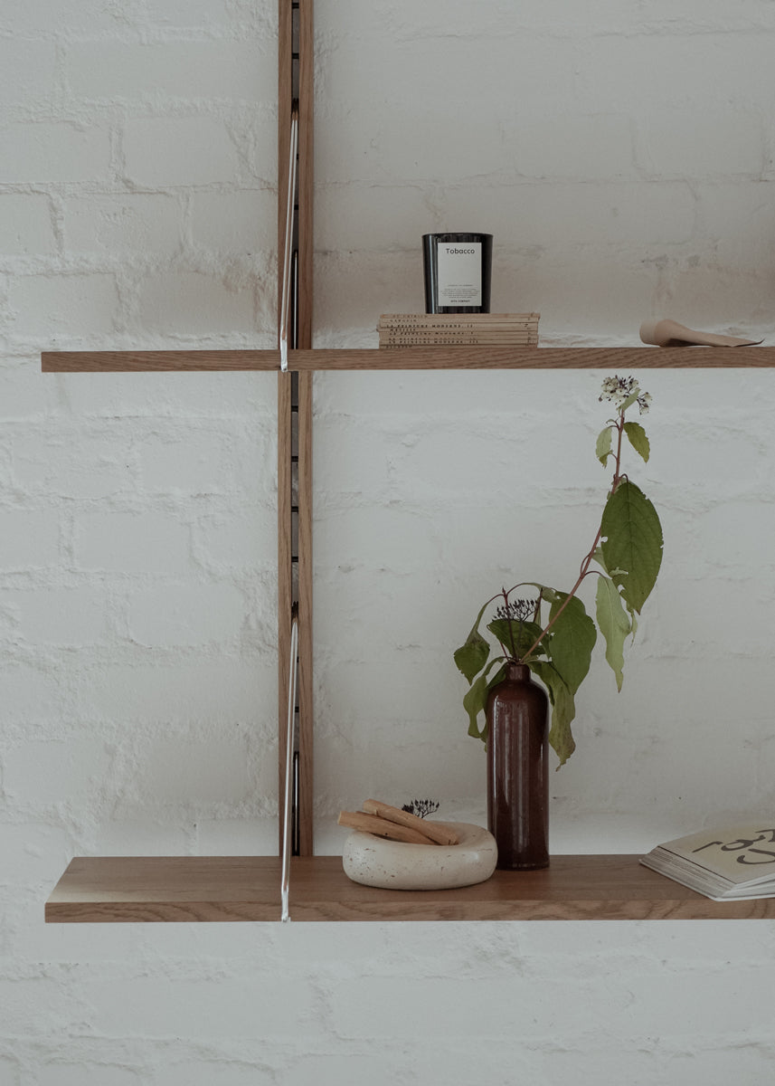 Elegantes Standregal Rodd RDD01 von Tamo, gefertigt aus edlem Holz, perfekt für die stilvolle Präsentation von Büchern und Deko-Elementen.