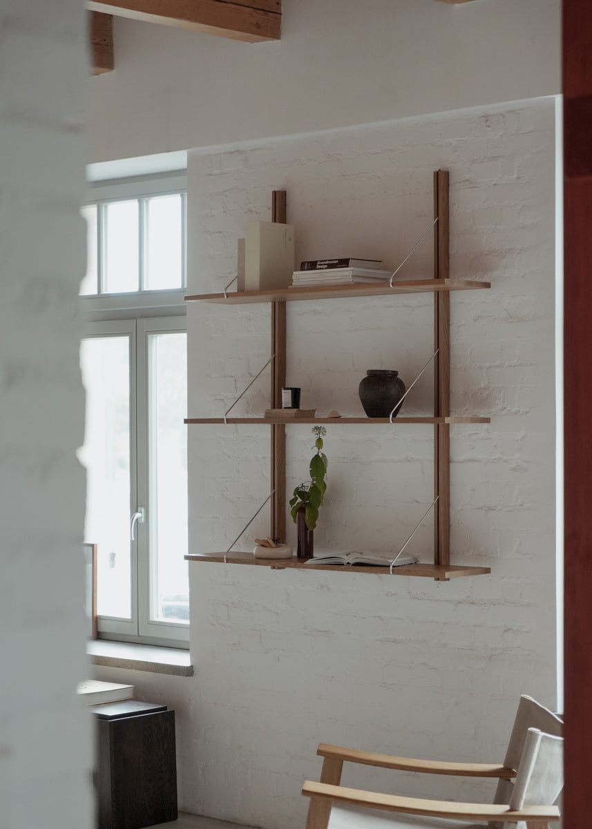 Modernes Standregal Rodd RDD01 von Tamo, aus hochwertigem Holz, ideal zur stilvollen Aufbewahrung und Präsentation von Wohnaccessoires.