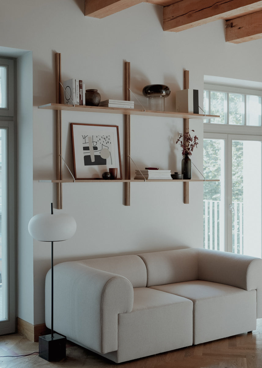 Elegantes Standregal Rodd RDD01 von Tamo, gefertigt aus edlem Holz, perfekt für die stilvolle Präsentation von Dekoration und persönlichen Gegenständen.
