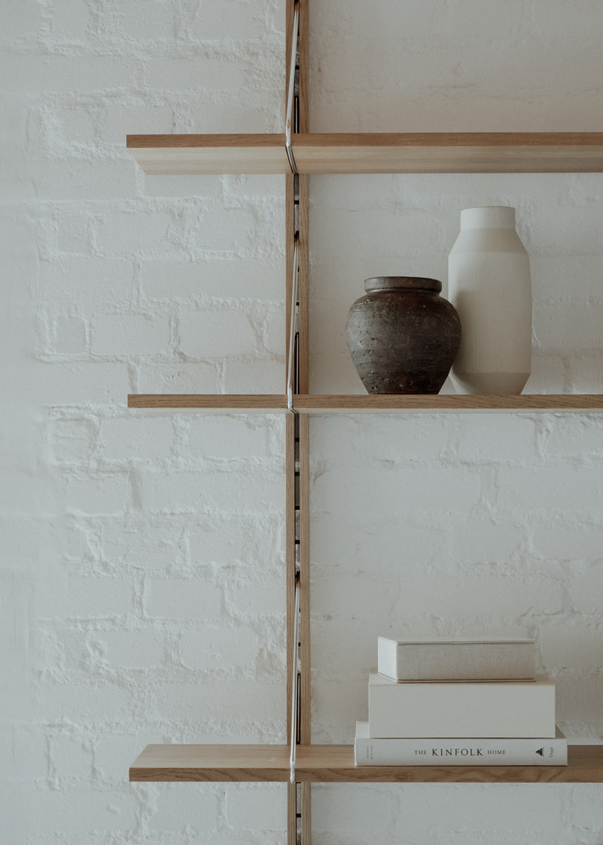 Modernes Standregal Rodd RDD01 von Tamo, aus hochwertigem Holz, ideal zur stilvollen Aufbewahrung und Präsentation von Accessoires und Büchern.