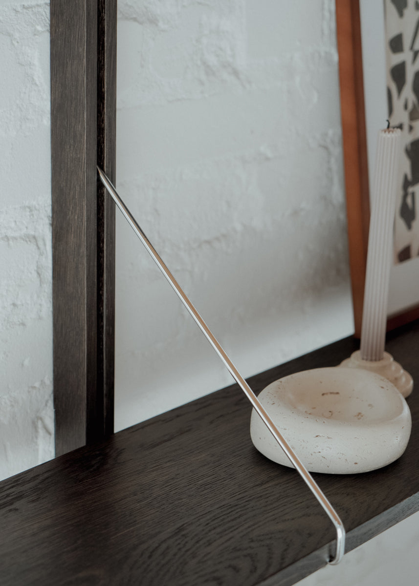 Modernes Standregal Rodd RDD01 von Tamo, aus hochwertigem Holz, ideal zur stilvollen Aufbewahrung und Präsentation von Wohnaccessoires.