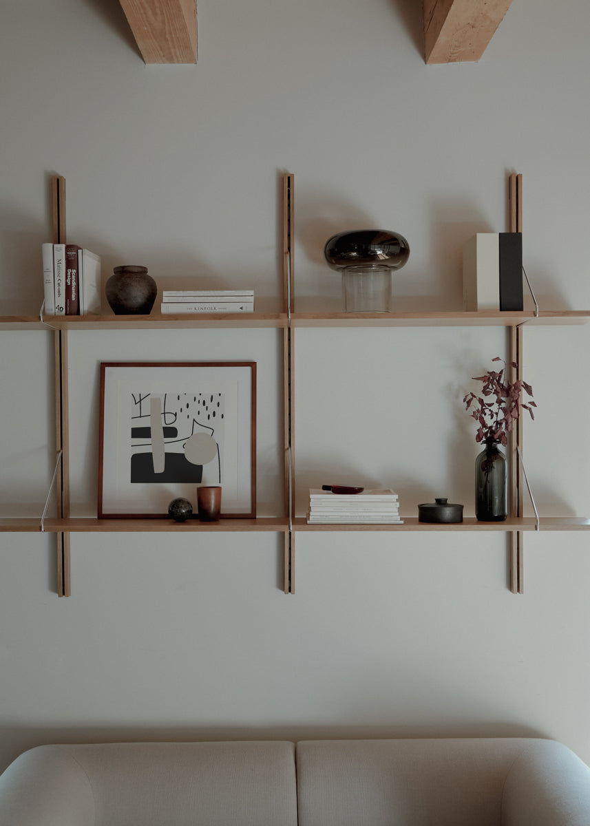 Elegantes Standregal Rodd RDD01 von Tamo, gefertigt aus edlem Holz, perfekt für die stilvolle Organisation und Präsentation Ihrer Lieblingsstücke.
