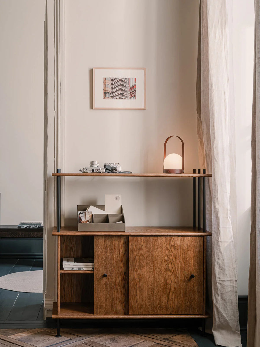 Elegantes Holz-Halbregal Bava BV10P2 von Tamo, freistehend mit schrägen Ablagen, ideal für individuelle Einrichtungsideen und dekorative Akzente.