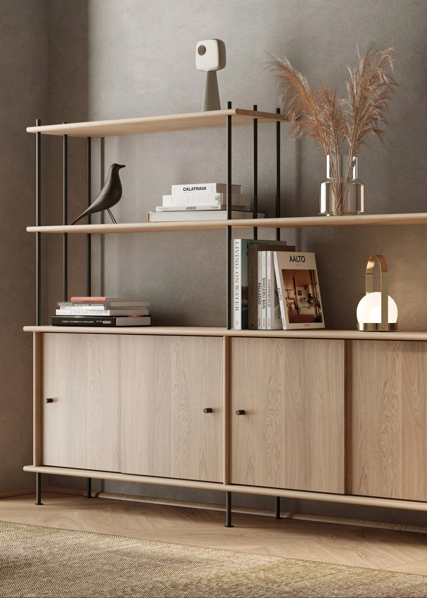 Elegantes Holz-Halbregal Bava BV20P22 von Tamo, perfekt für stilvolle Aufbewahrung und kreative Raumgestaltung in Wohn- und Arbeitsbereichen.