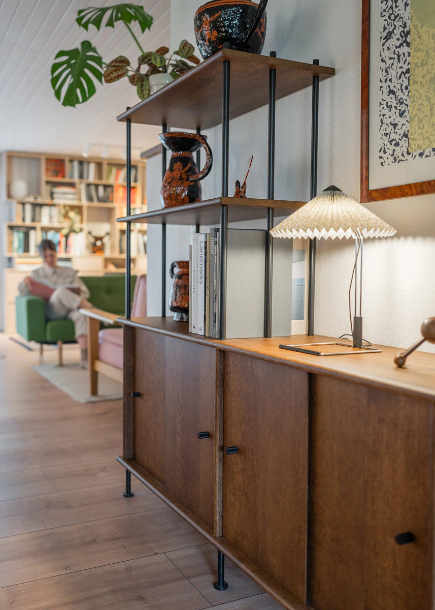 Elegantes Holz-Halbregal Bava BV20P30 von Tamo, ideal zur stilvollen Aufbewahrung und Präsentation von Accessoires und Literatur.