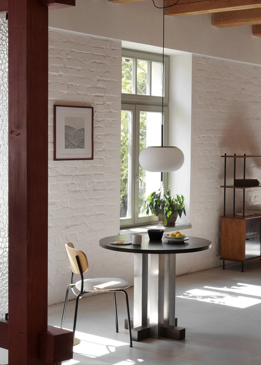 Moderner Cafeteriatisch Cruz CRZ90 in hellem Holz, runde Form, elegantes Metallgestell, ideal für Ess- und Wohnräume.