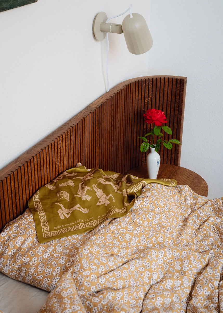 Modernes Holzbett Hug HGB140 von Tamo, das mit seinem stilvollen Design und der natürlichen Holzstruktur ein harmonisches Schlafzimmerambiente fördert.
