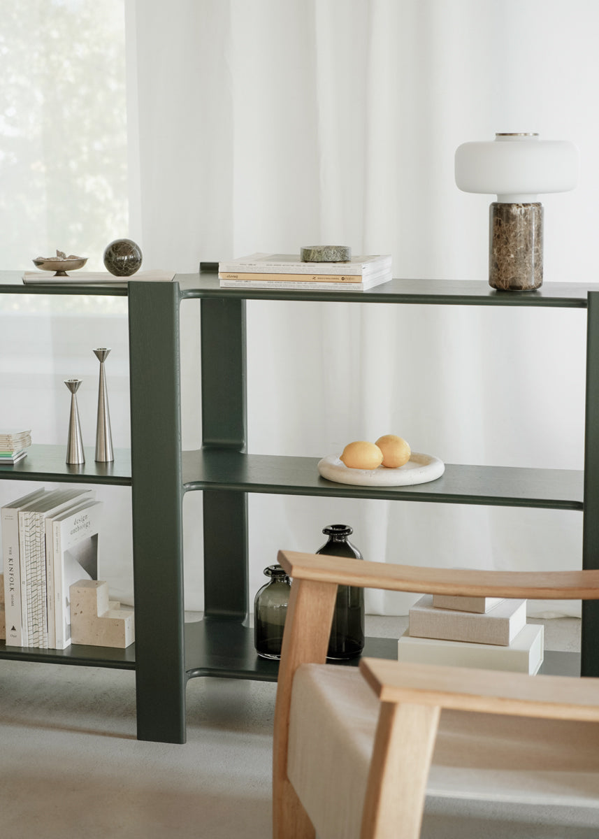 Elegantes Standregal Ligo LGB1189 aus Holz von Tamo, perfekt für dekorative Akzente und funktionale Aufbewahrung in jedem Raum.