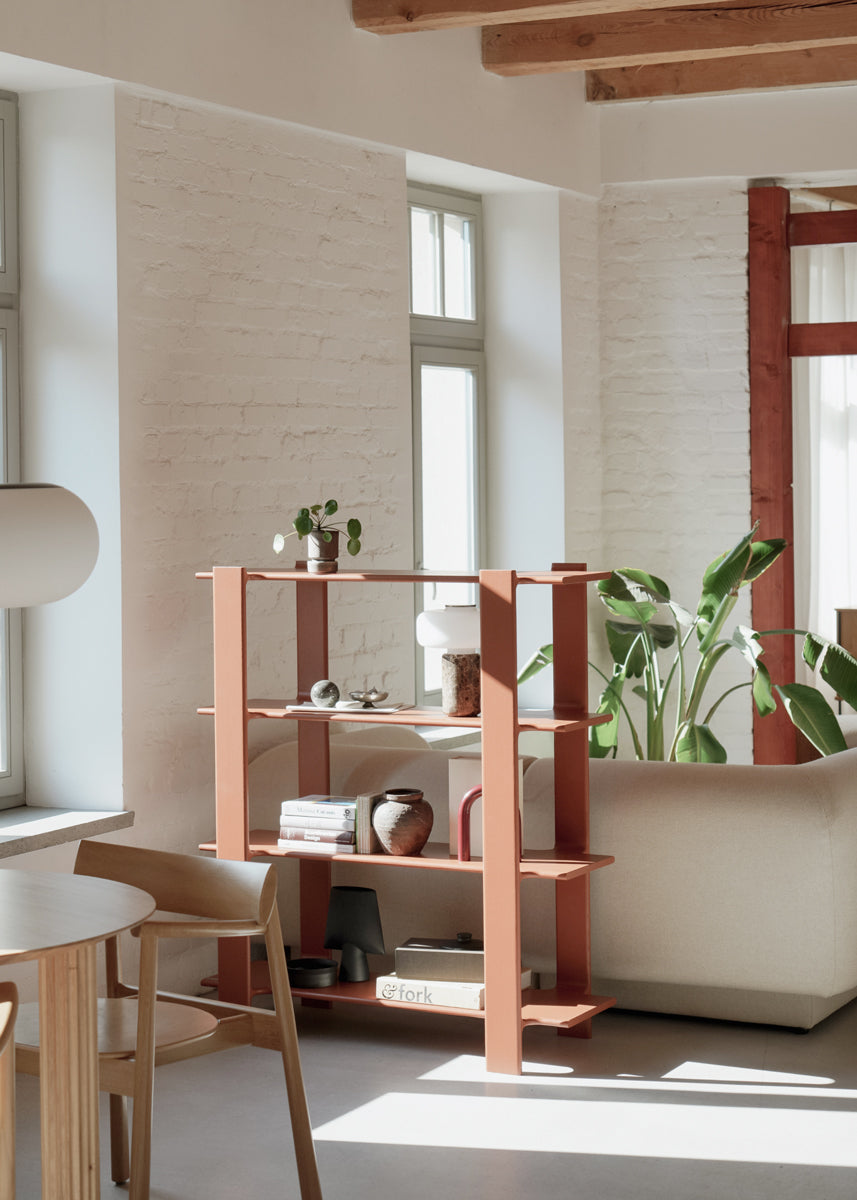 Elegantes Standregal Ligo LGB1189 aus Holz von Tamo, perfekt für die ansprechende Aufbewahrung und Dekoration in Wohn- und Arbeitsbereichen.