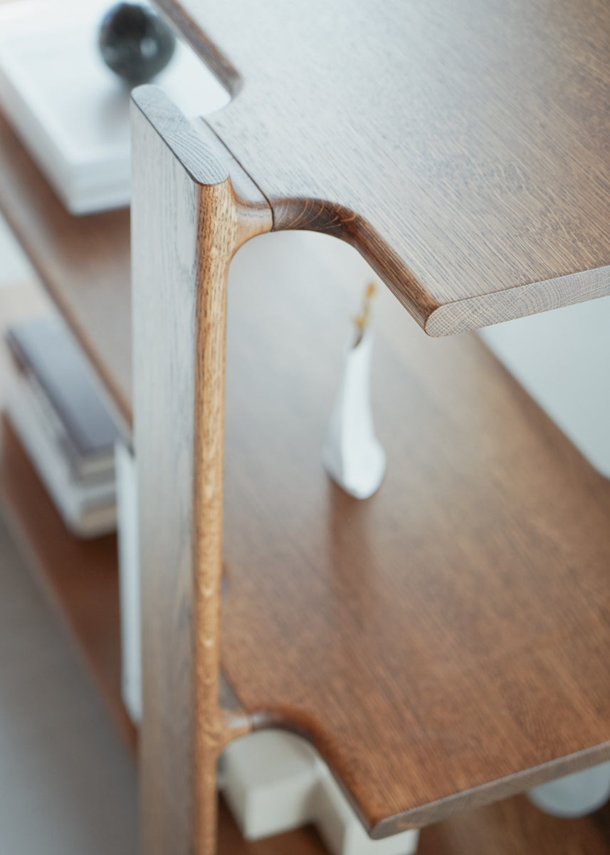 Elegantes Standregal Ligo LGB1189 aus Holz von Tamo, perfekt zur stilvollen Aufbewahrung und Präsentation von Wohnaccessoires und Büchern.