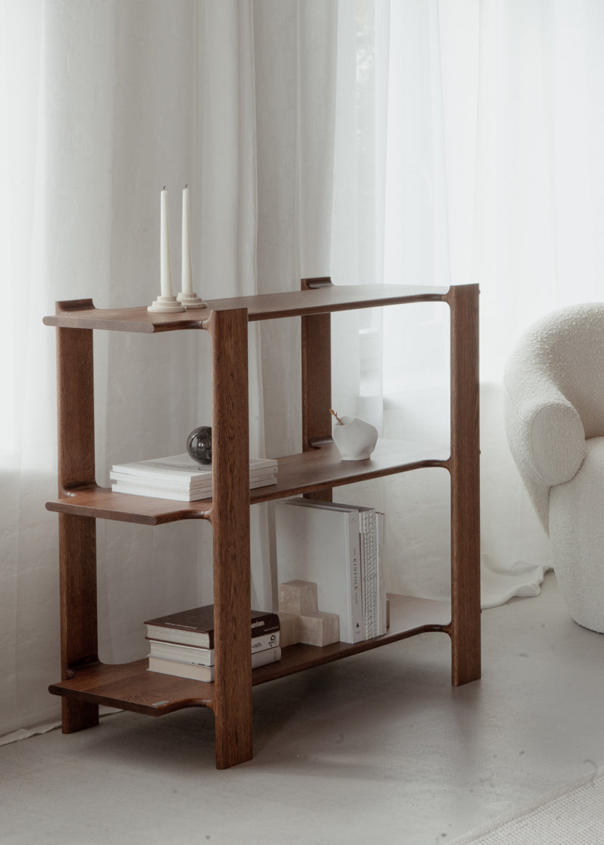 Stilvolles Standregal Ligo LGB2089 aus Holz von Tamo, ideal zur stilvollen Aufbewahrung und Dekoration in jedem Raum.