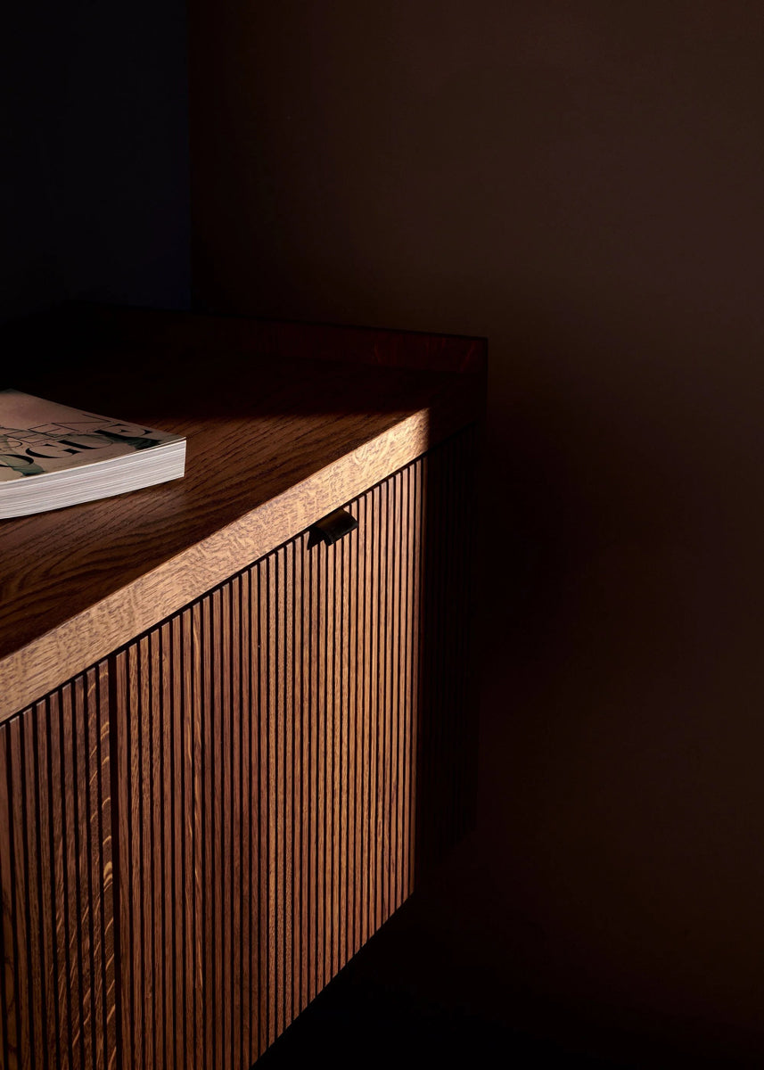 Moderner TV-Schrank Meda MDA02 von Tamo, der durch seine harmonische Holz-Metall-Kombination und elegantes Design besticht.