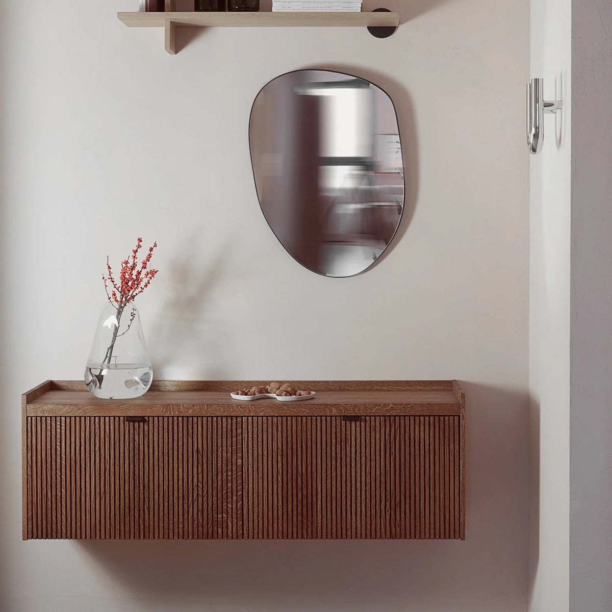 Moderner TV-Schrank Meda MDA02 von Tamo, kombiniert edles Holz mit robustem Metall für ein elegantes Wohnambiente.