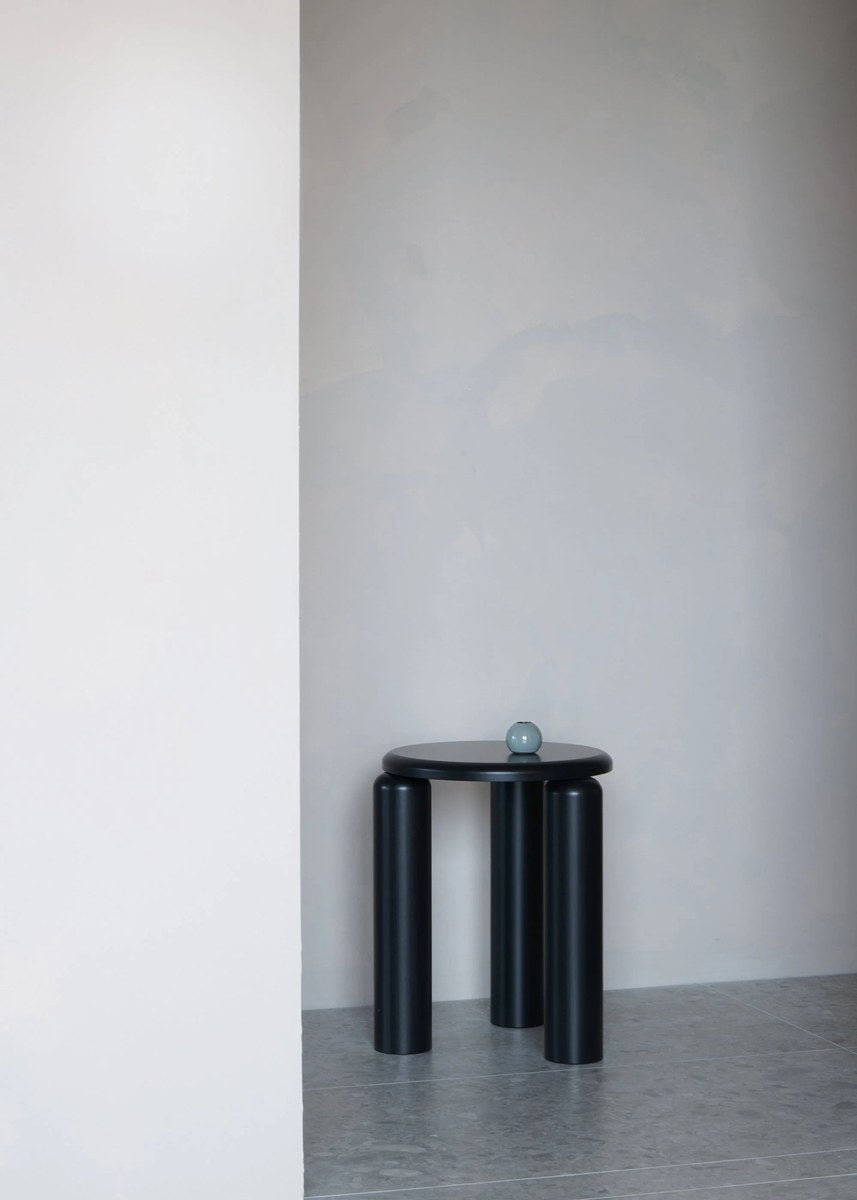 Beistelltisch Neo von Tamo aus massivem Eichenholz, Farbe Eiche Natur, mit quadratischer, minimalistischer Form auf schlanken Holzbeinen.