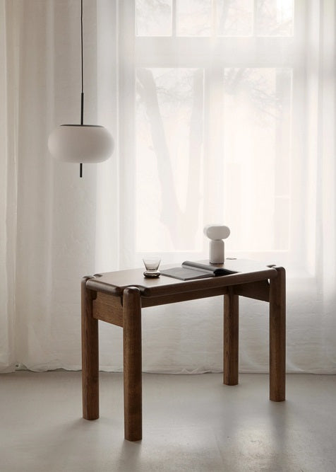 Moderner Puffo PFF01 Schreibtisch von Tamo, elegant und funktional, mit stilvollem Holzfinish und optimaler Nutzung für kreative Arbeitsumgebungen.