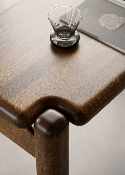 Eleganter Puffo PFF01 Schreibtisch von Tamo, ideal für kreative Büros, mit ansprechendem Design und hochwertiger Holzoberfläche.