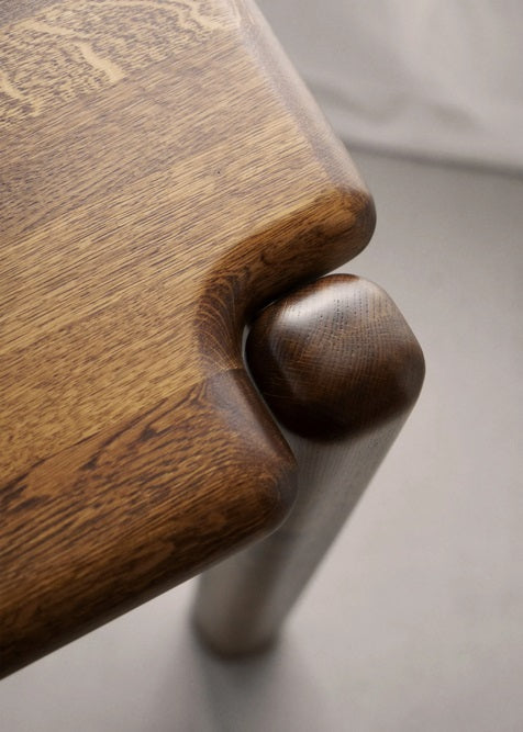 Moderner Puffo PFF01 Schreibtisch von Tamo, perfekt für stilvolle Arbeitsumgebungen, mit einer eleganten Holzoberfläche und durchdachtem Design.