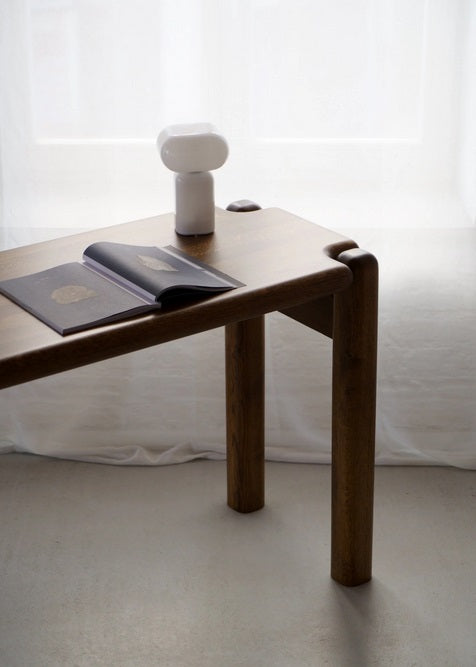 Eleganter Puffo PFF01 Schreibtisch von Tamo, ideal für kreative Büros, mit hochwertiger Holzoberfläche und funktionalem, zeitgemäßem Design.