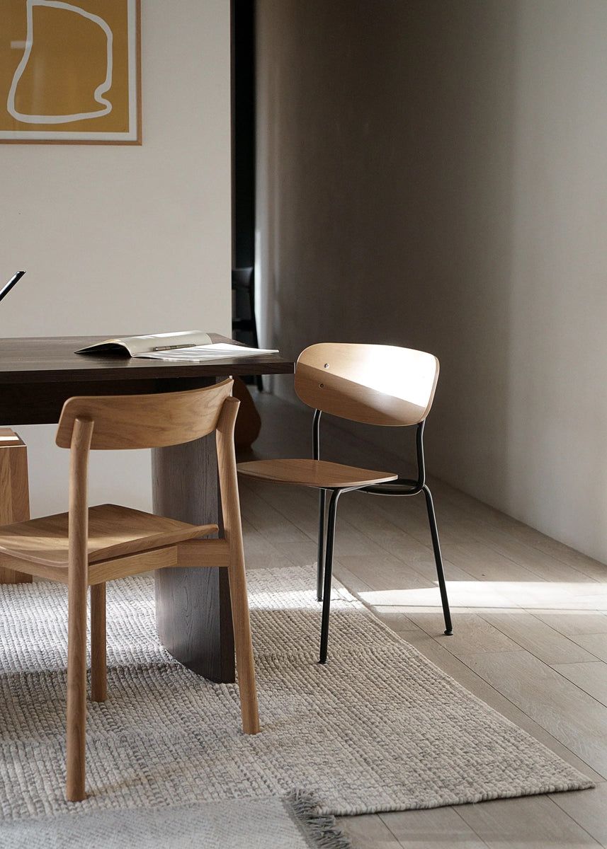 Eleganter Sessel SPL01 aus Sperrholz, der durch seine organische Form und gemütliche Polsterung besticht.