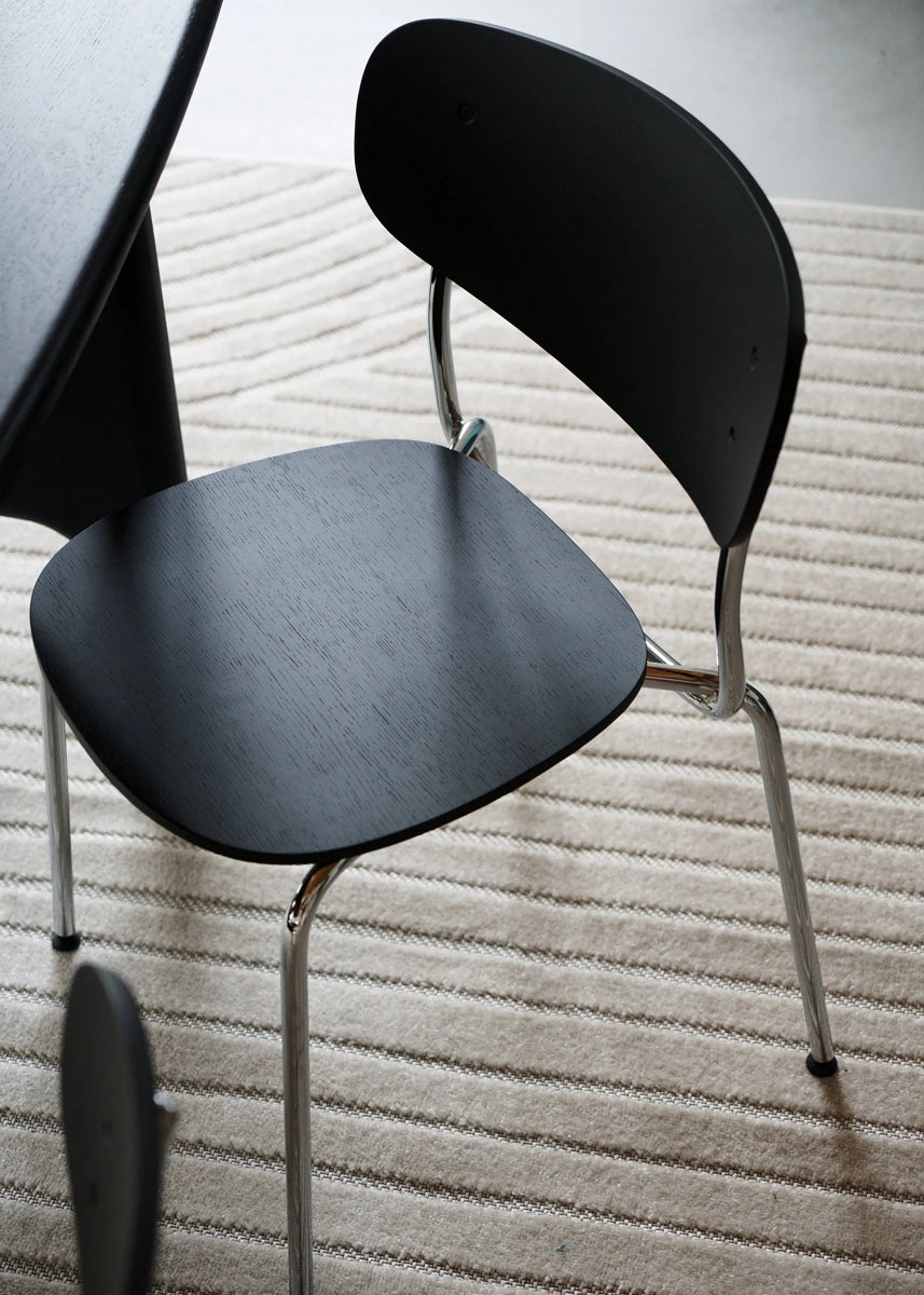 Moderner Sessel SPL01 aus hochwertigem Sperrholz, vereint stilvolles Design mit optimalem Sitzkomfort und lädt zum Entspannen ein.