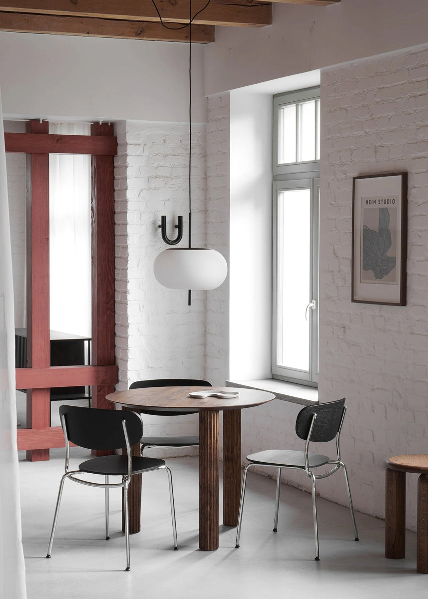 Moderner Sessel SPL01 aus hochwertigem Sperrholz, perfekt für zeitgemäße Innenräume, vereint Komfort und minimalistisches Design.