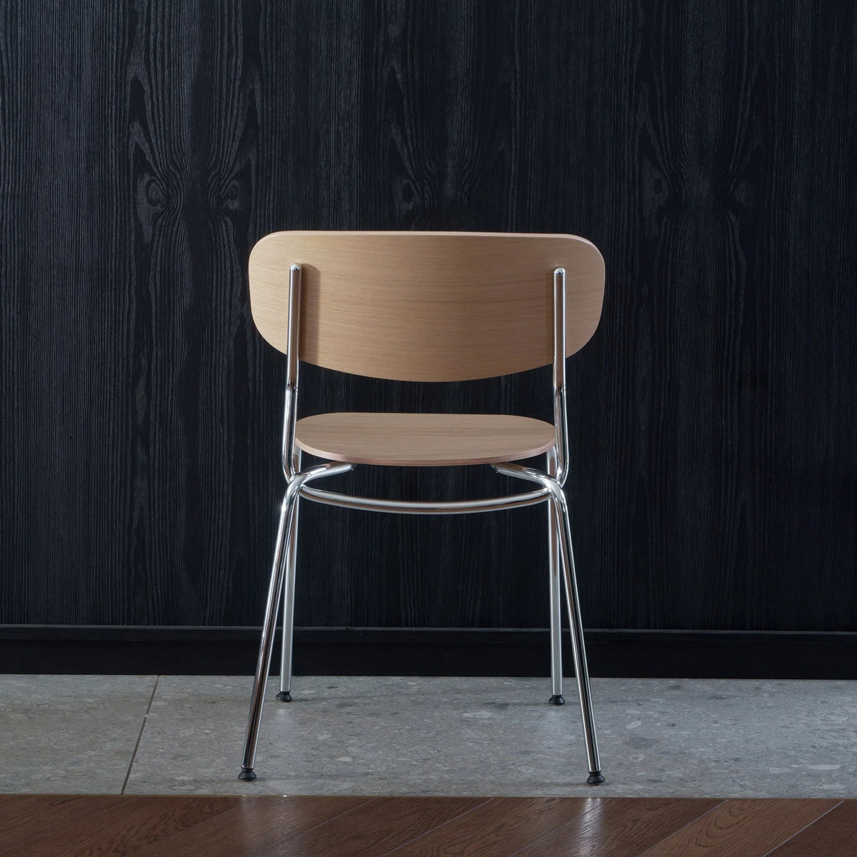 Eleganter Sessel SPL02 von Tamo, gefertigt aus hochwertigem Sperrholz, bietet stilvolle Akzente und hervorragenden Sitzkomfort.