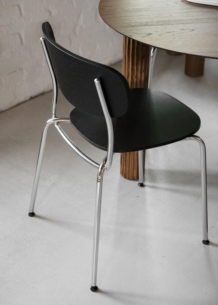 Moderner Sessel SPL02 von Tamo, aus robustem Sperrholz, vereint minimalistisches Design mit optimaler Ergonomie für jeden Wohnraum.