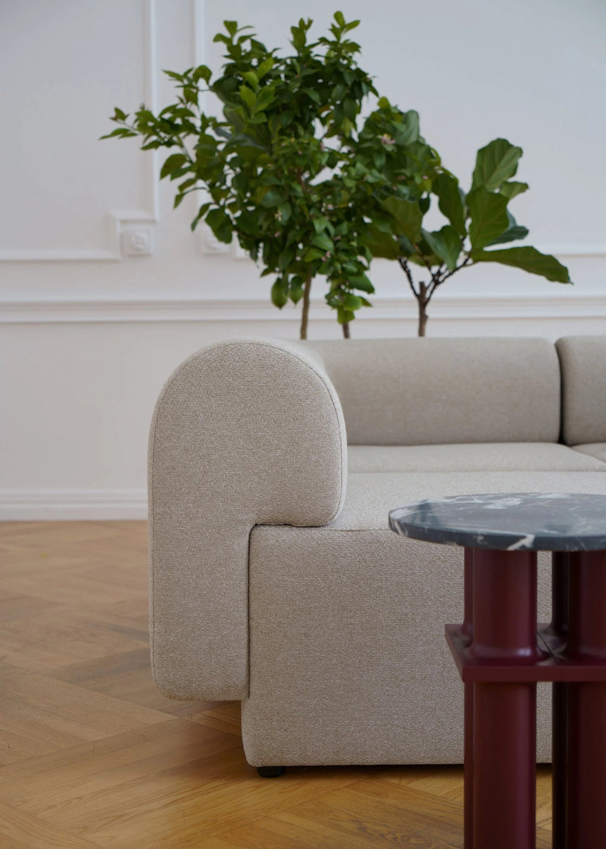 Stylisches modulares Sofa Tori TRI02 von Tamo, perfekt für kreative Raumgestaltungen und bietet hervorragenden Komfort und Flexibilität.