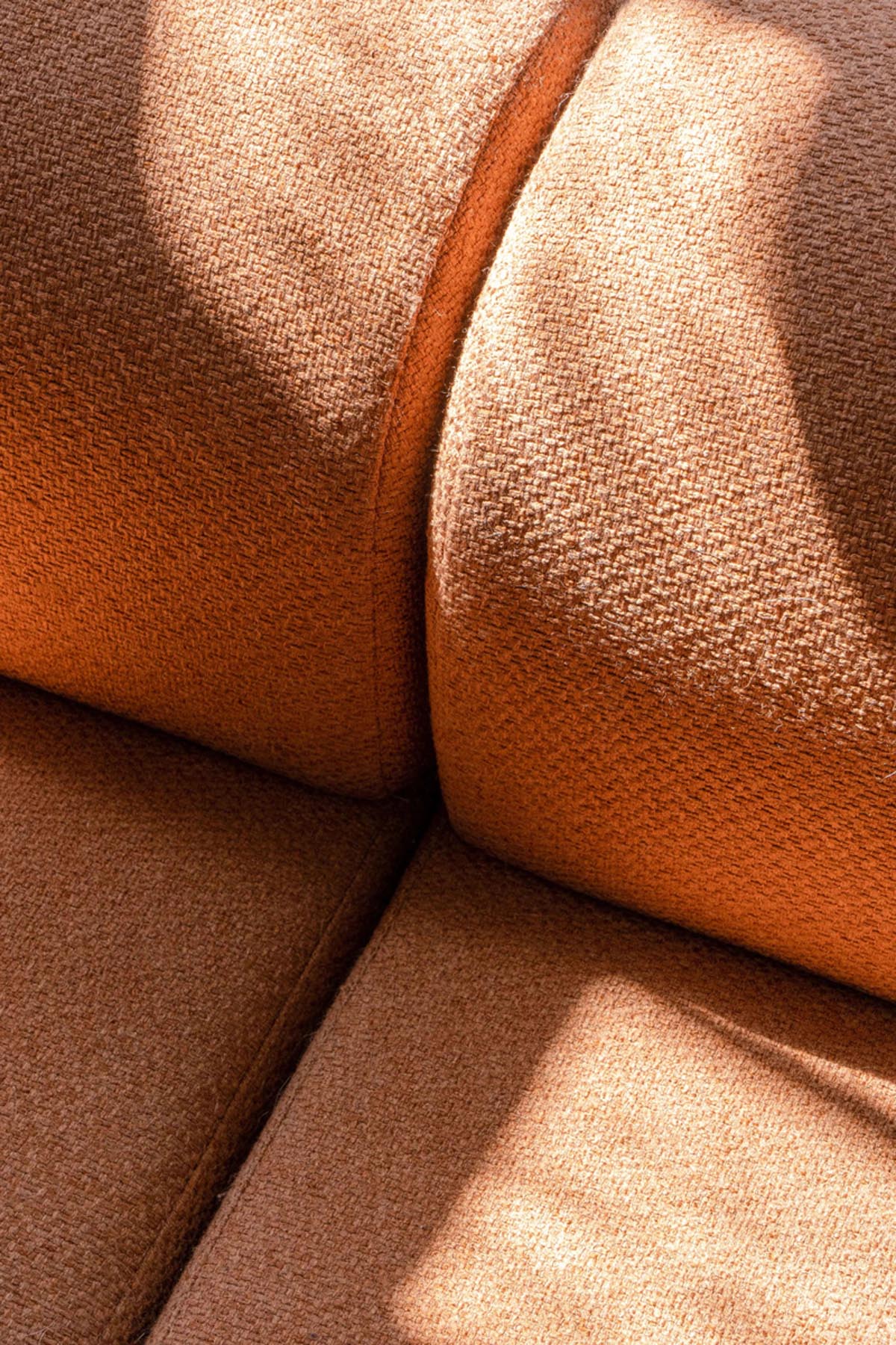 Stylisches modulares Sofa Tori TRI02 von Tamo, perfekt für kreative Raumgestaltungen und bietet hohen Komfort in jedem Wohnbereich.