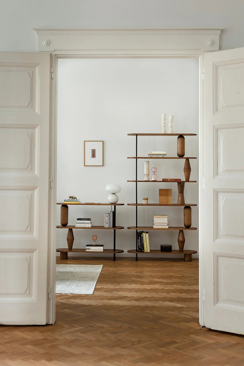 Elegantes Vazoo VZ2P3 Standregal von Tamo, ideal zur stilvollen Aufbewahrung und Präsentation von Büchern und Wohnaccessoires.