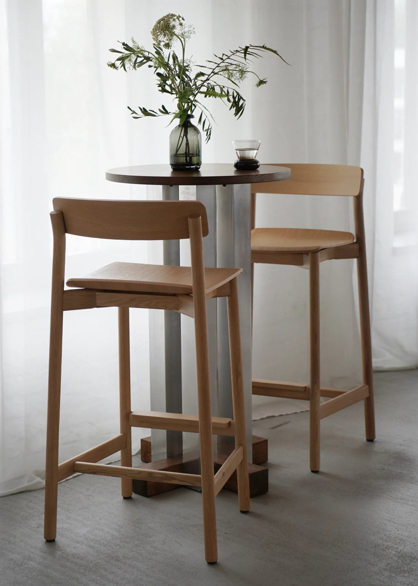 Stilvoller Barhocker ARCH03 von Tamo, aus edlem Holz, ideal für moderne Wohnräume und platzsparend stapelbar.