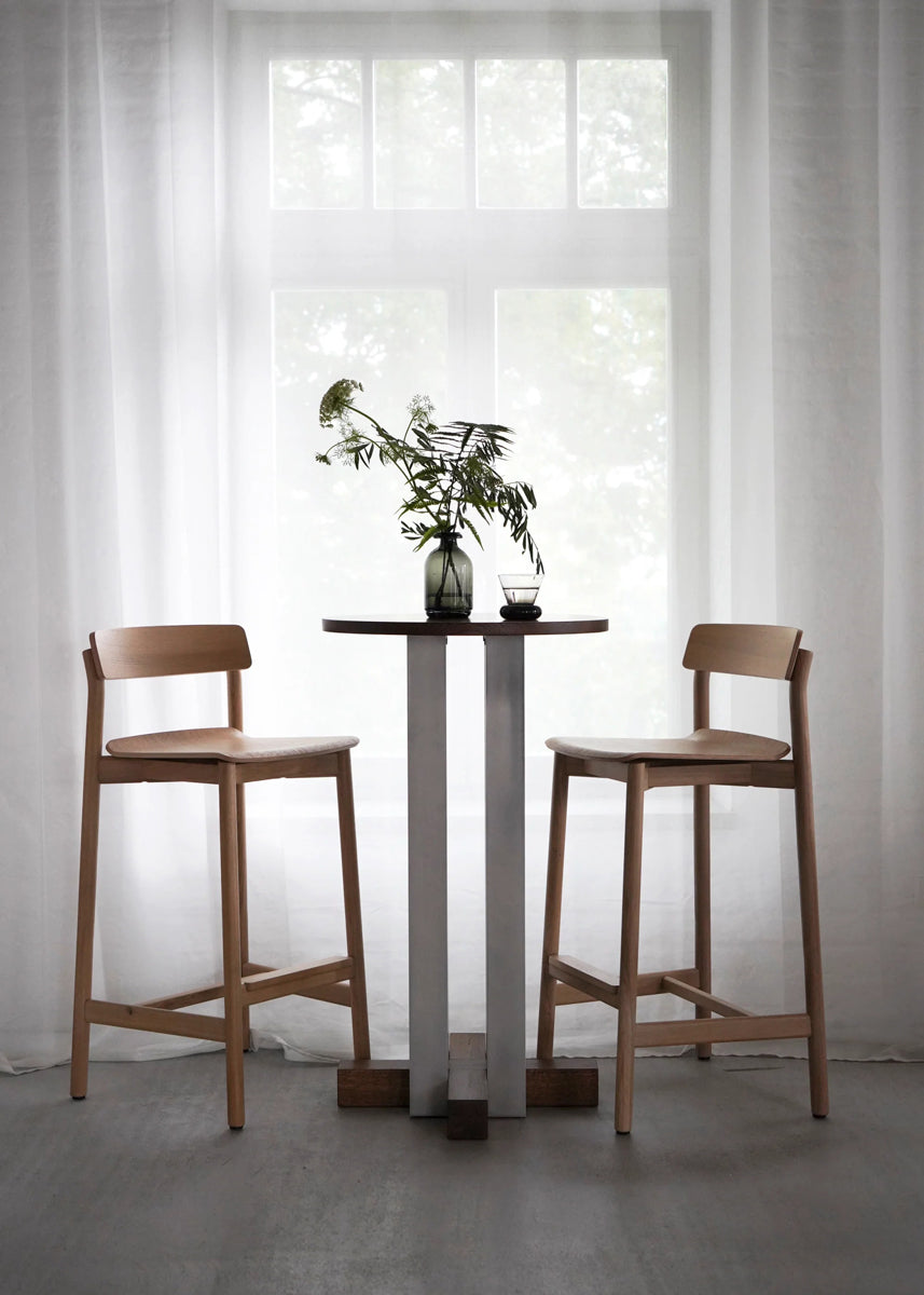Eleganter Holzhocker ARCH03 von Tamo, gefertigt aus hochwertigem Holz, perfekt für stilvolle Bars und gemütliche Essbereiche.