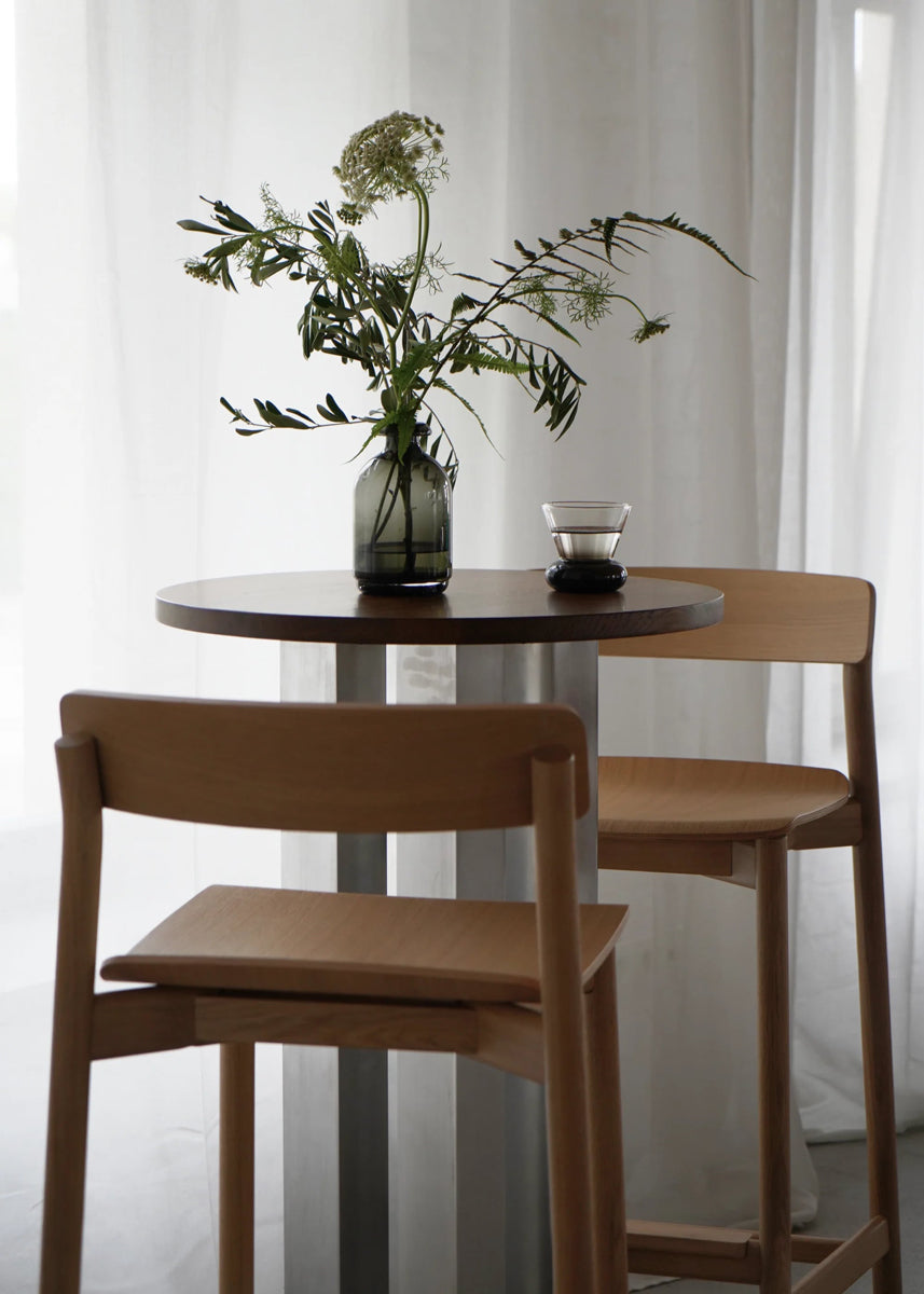 Moderner Barhocker ARCH03 von Tamo, aus edlem Holz, ideal für trendige Bars und einladende Esszimmer. Stilvolles Design trifft auf Funktionalität.