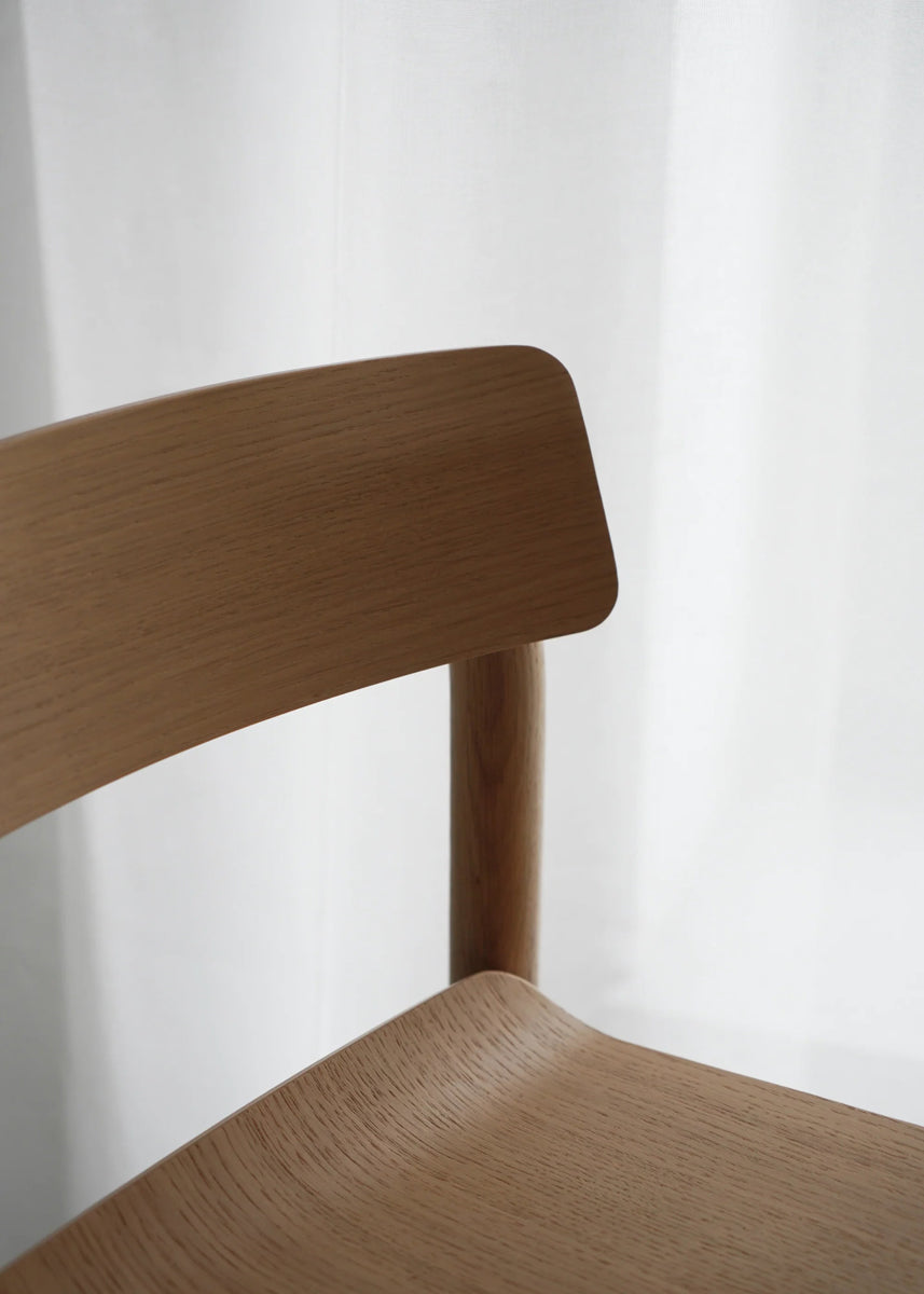 Eleganter Holzhocker ARCH03 von Tamo, perfekt für stilvolle Bars und Essbereiche. Hochwertige Verarbeitung und modernes Design vereinen sich.