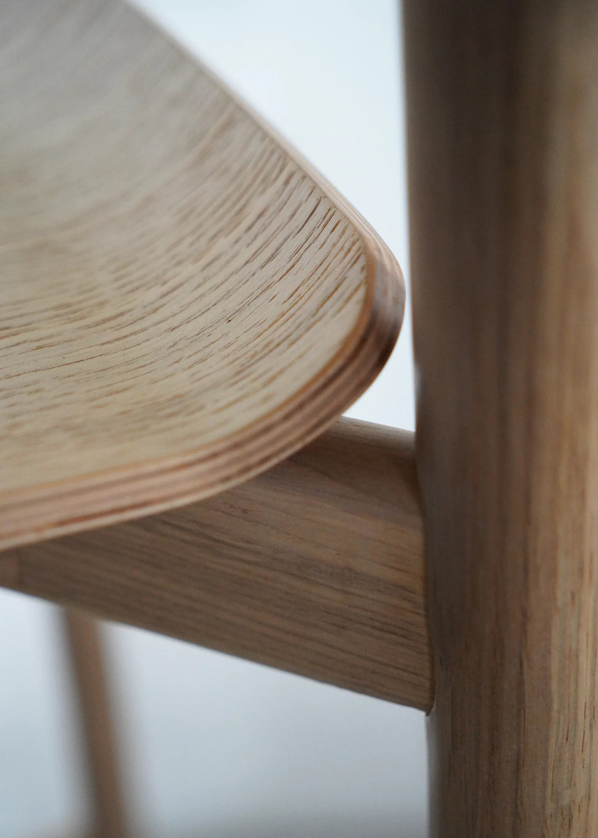 Eleganter Holzhocker ARCH03 von Tamo, perfekt für stilvolle Bars und Essbereiche. Kombiniert Komfort mit modernem Design.