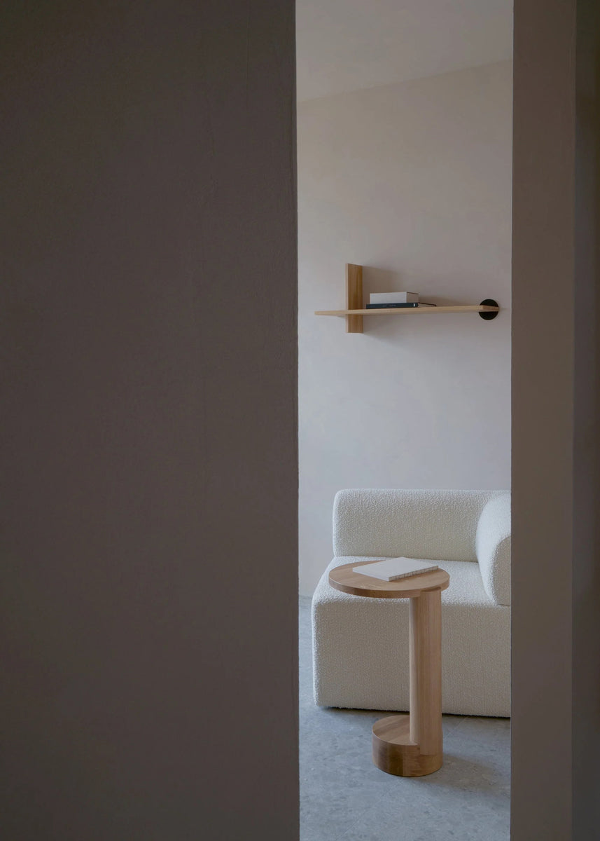 Modernes Standregal Crosset CRST01 von Tamo, gefertigt aus hochwertigem Holz, perfekt für eine stilvolle Raumgestaltung und praktische Aufbewahrung.