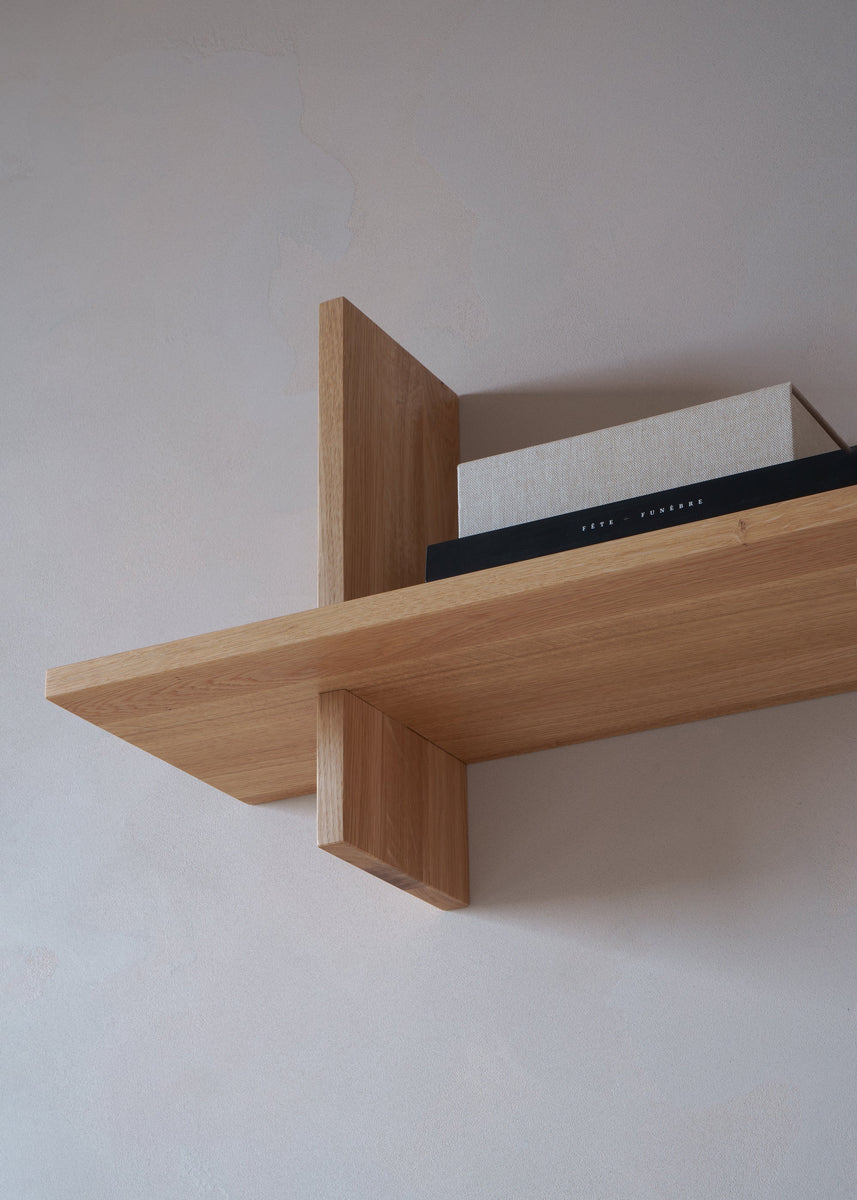 Elegantes Standregal Crosset CRST01 von Tamo, aus edlem Holz, ideal für stilvolle Akzente und funktionale Ordnung in jedem Raum.