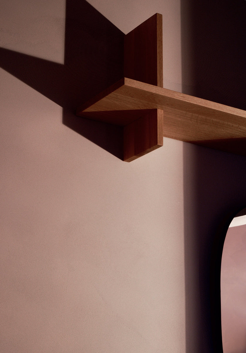 Modernes Standregal Crosset CRST01 von Tamo, gefertigt aus hochwertigem Holz, perfekt für eine ansprechende Raumgestaltung und praktische Aufbewahrung.