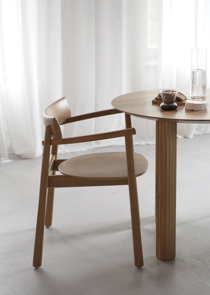 Eleganter Holzstuhl Elipsa EPS02 von Tamo, ausgestattet mit komfortablen Armlehnen, perfekt für stilvolle Innenräume und entspannte Momente.