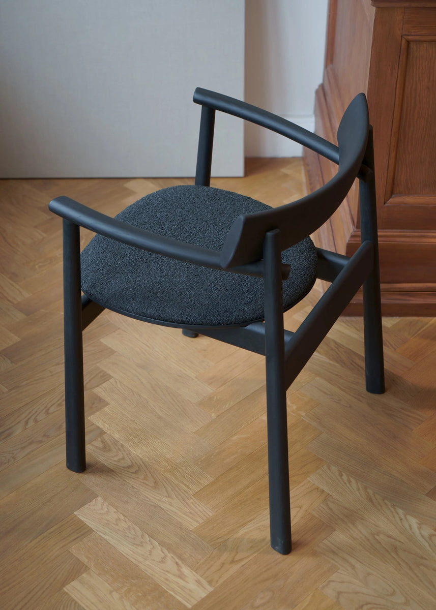 Eleganter Holzstuhl Elipsa EPS02 von Tamo, ausgestattet mit geschwungenen Armlehnen, perfekt für stilvolle Einrichtungsideen.