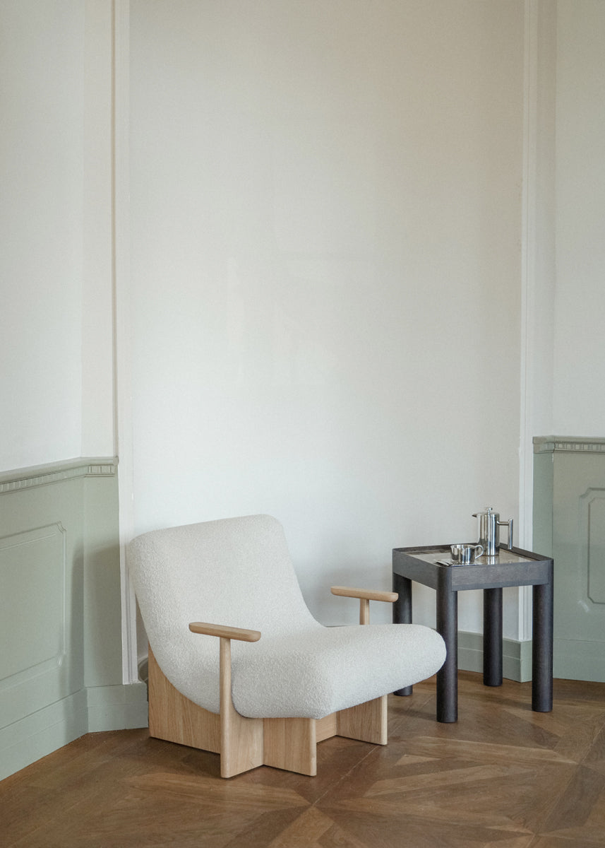 Moderner Kivo KIV01 Sessel von Tamo, zeichnet sich durch seine geschwungene Silhouette und ansprechende Farbpalette aus, perfekt für jedes Zuhause.