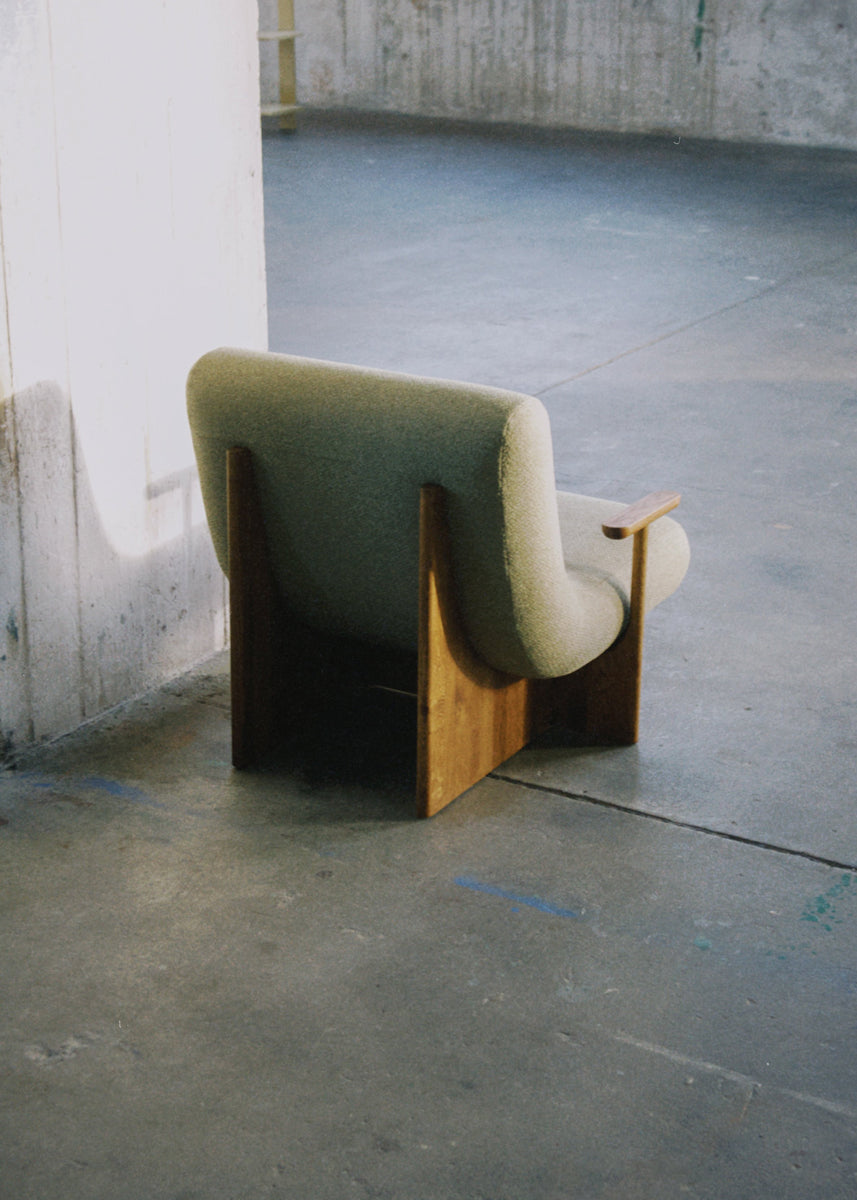 Eleganter Kivo KIV01 Sessel von Tamo, der durch seine stilvolle Form und gemütliche Polsterung ideal für moderne Wohnräume ist.