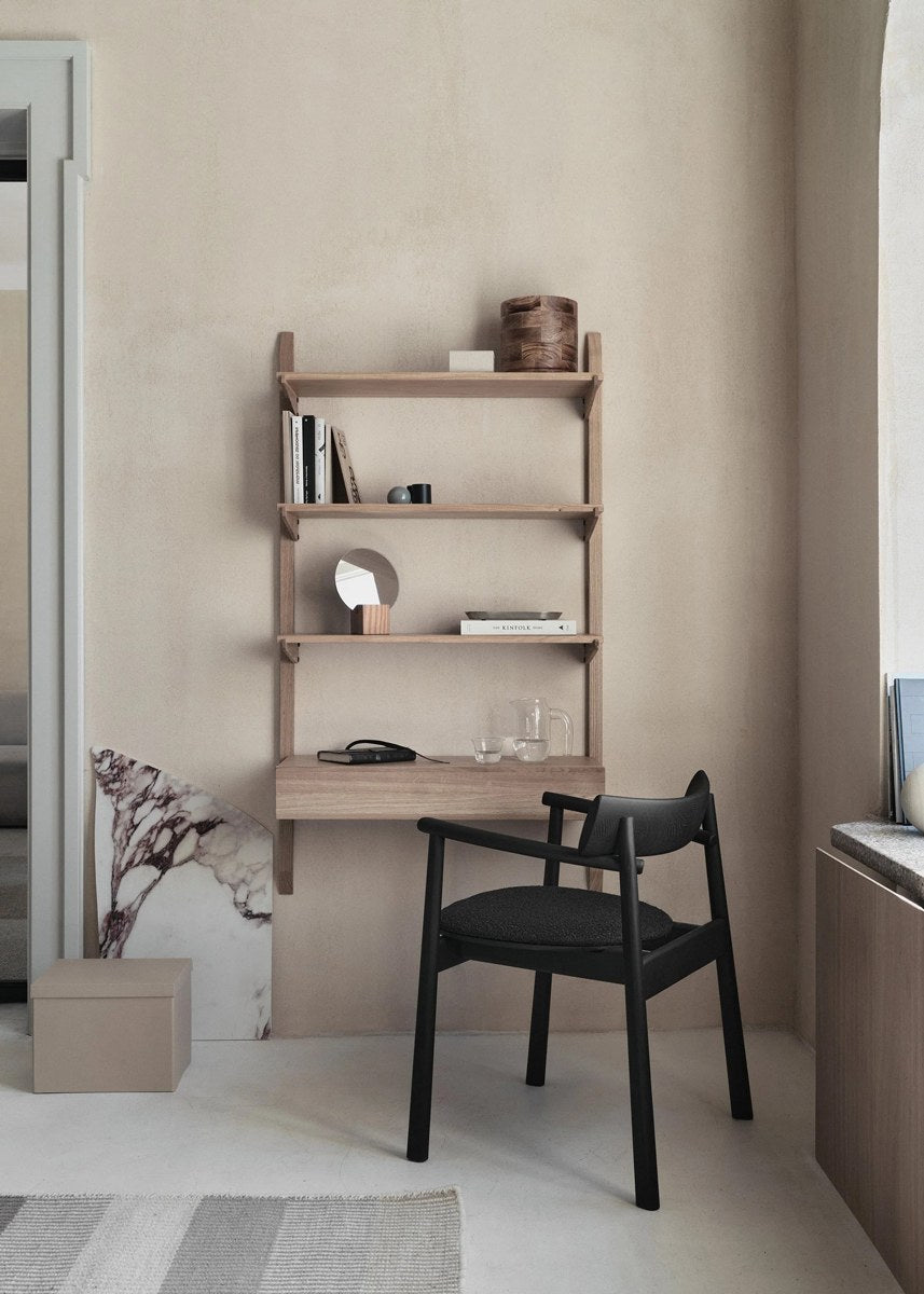 Wandmontiertes Holzregal Noki aus massivem Eichenholz in Eiche Natur mit offenen Fachböden, modularer Aufbau, Hersteller Tamo.